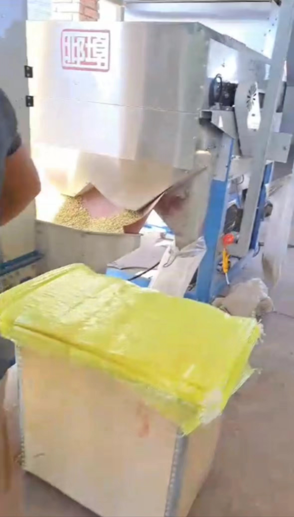 Magnetic separator cleans Frijol reyna in Mexico Magnetic separator cleans Frijol reyna in Mexico